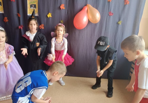 dzieci tańczą na balu