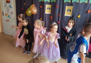 dzieci tańczą na balu