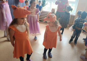 dzieci tańczą na balu