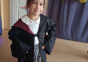 dziewczynka w przebraniu Harego Potera