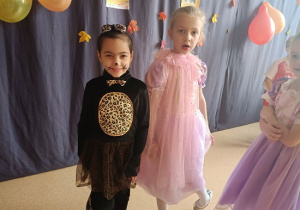 dziewczynki w przebraniach na balu