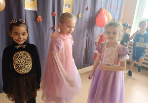 dziewczynki w przebraniach na balu