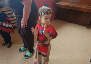 dziewczynka w przebraniu Indianki