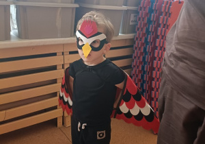 chłopiec w przebraniu dzięcioła