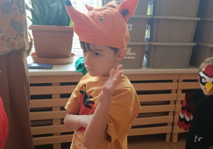 chłopiec w przebraniu liska