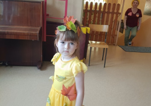 dziewczynka w przebraniu Pani Jesieni