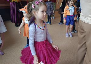 dziewczynka w przebraniu wróżki