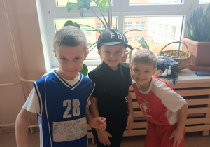 chłopcy pozują do zdjęcia