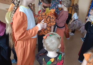 dzieci w jesiennych przebraniach