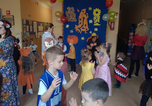 dzieci tańczą na balu