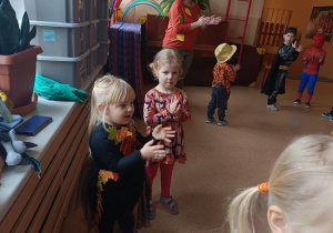 dzieci tańczą na balu