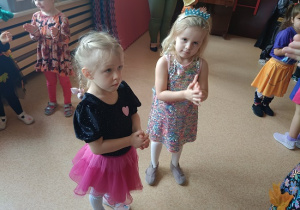 dzieci tańczą na balu