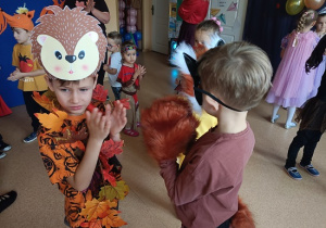 dzieci tańczą na balu