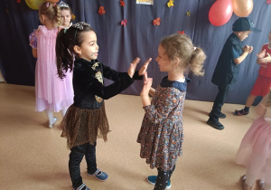 dziewczynki tańczą na balu