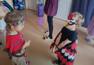 dzieci tańczą na balu