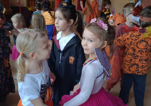 dzieci tańczą na balu