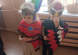 dzieci w jesiennych przebraniach