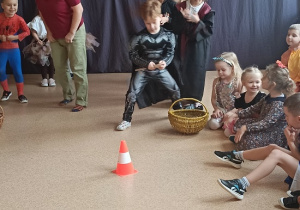 dzieci biorą udział w konkurencjach sportowych