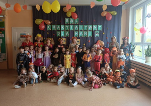 dzieci i Panie w strojach jesiennych pozują do zdjęcia