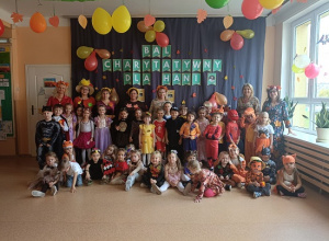 dzieci i Panie w przebraniach pozują do zdjęcia