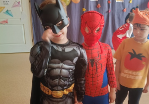 chłopcy w strojach superbochaterów