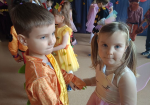 Nikodem z siostrą Niną w jesiennym przebraniu