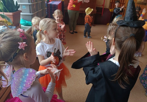 dziewczynki tańczą na balu