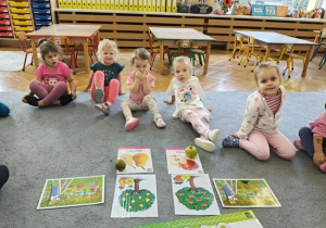 dzieci oglądają obrazki