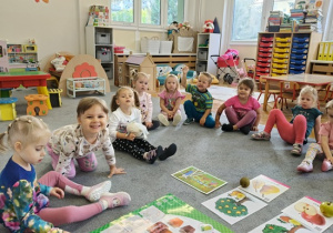 dzieci oglądają obrazki