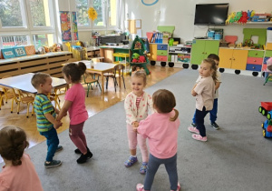 dzieci tańczą w parach