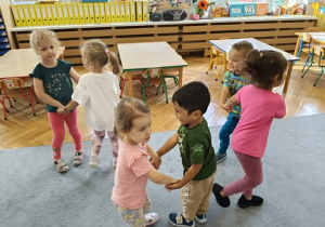 dzieci tańczą w parach