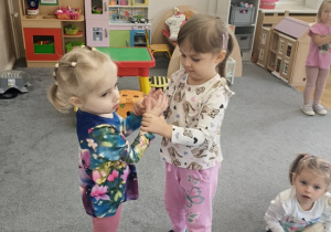 dziewczynki klaszczą w ręce