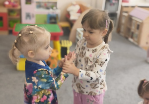 dziewczynki klaszczą w ręce