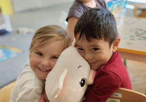 dzieci przytulają misia