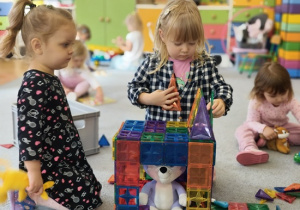 dziewczynki bawią się klockami