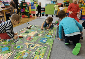 chłopcy układają tory