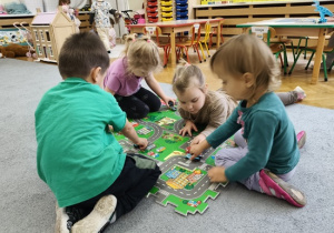 dzieci bawią się autkami