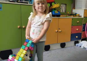 dziewczynka z klockami