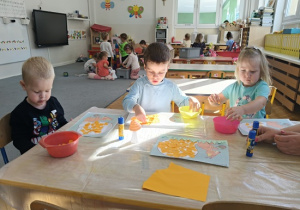 dzieci wykonują pracę plastyczną