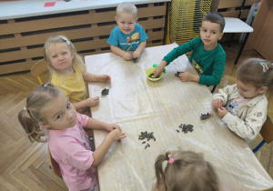 dzieci lepią jeżyki z plasteliny i ziaren słonecznika