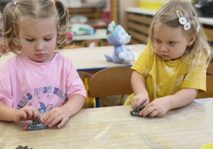 dzieci lepią jeżyki z plasteliny i ziaren słonecznika