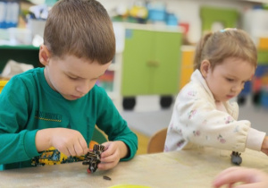 dzieci lepią jeżyki z plasteliny i ziaren słonecznika