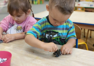 dzieci lepią jeżyki z plasteliny i ziaren słonecznika