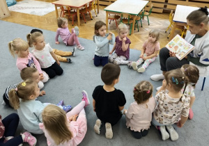 dzieci oglądają obrazki pokazywane przez Panią pielęgniarkę