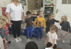 dzieci stoją z Panią w kole i śpiewają Róży sto lat