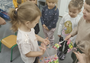 Róża częstuje dzieci cukierkami