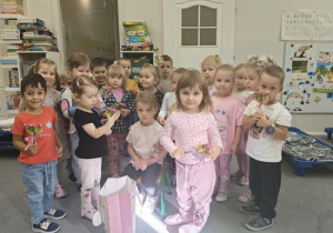 grupa dzieci z cukierkami