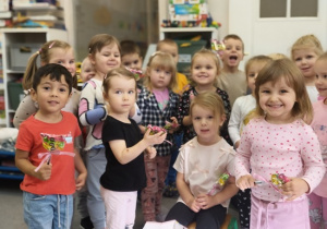 grupa dzieci z cukierkami