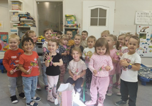 grupa dzieci z cukierkami