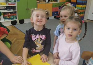 dzieci stemplują rączką na kartonie podpisując kodeks grupy